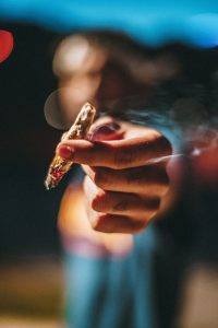 Skal du ta imot en joint eller ikke?